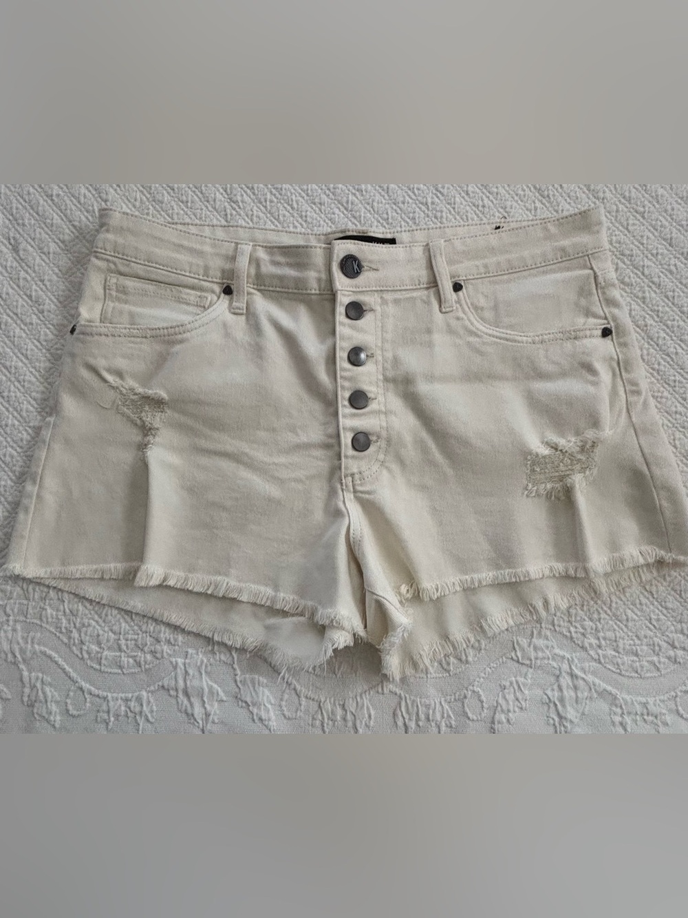 Kut from the Kloth Cream Distressed Button-Front Denim Shorts Women’s 14